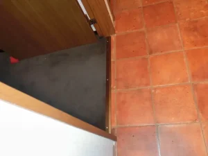 違う床材との境目にアングルを取り付けた様子