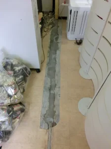 パーテンションを撤去したことで、床のコンクリートが見えている状態