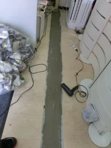 ガサガサな下地（コンクリート）を平らに補修した様子