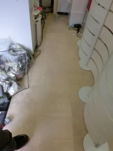 平らに補修した床にクッションフロアを貼った様子