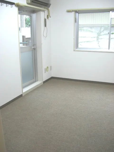 賃貸物件のカーペットを張り替えた部屋の様子