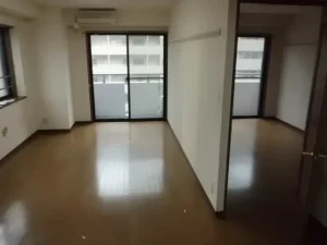 古いデザインのフローリングの部屋の様子