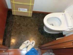 作業前の黒い塩ビタイルが貼ってあるトイレの床