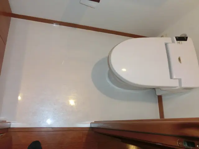 白い塩ビタイルでリフォームしたトイレの床
