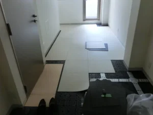 ＯＡフロアに塩ビタイルを置き敷きしている様子