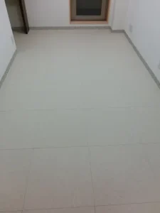 きれいに塩ビタイルを敷き詰めた様子