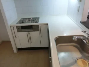 塩ビタイルを貼る前のフローリングのキッチン