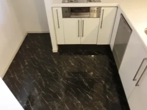 塩ビタイルでリフォームしたキッチン