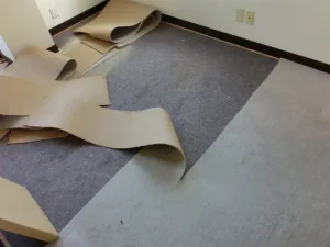 カーペットを剥がしている様子