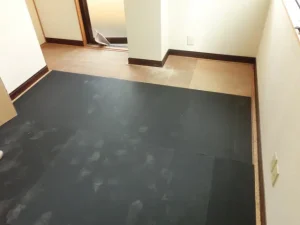 防音マットを施工している様子