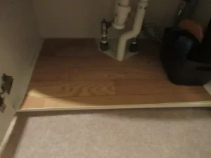 洗面台の収納にクッションフロアを敷いた様子