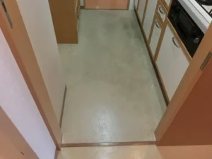 クッションフロアを貼り替える前の汚れたキッチン床