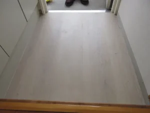 部屋の中から見たオークスカイラインホワイト