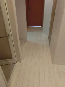 白系のフローリング調クッションフロアで貼り替えた廊下