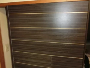 ウッドタイル１枚おきに目地棒を入れた様子