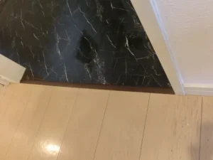 フローリングとの境に塩ビタイル用見切り材を取付け