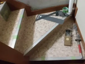 階段にはたくさんの道具や削りカス