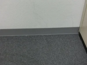 新たにソフト巾木を壁に貼った状態