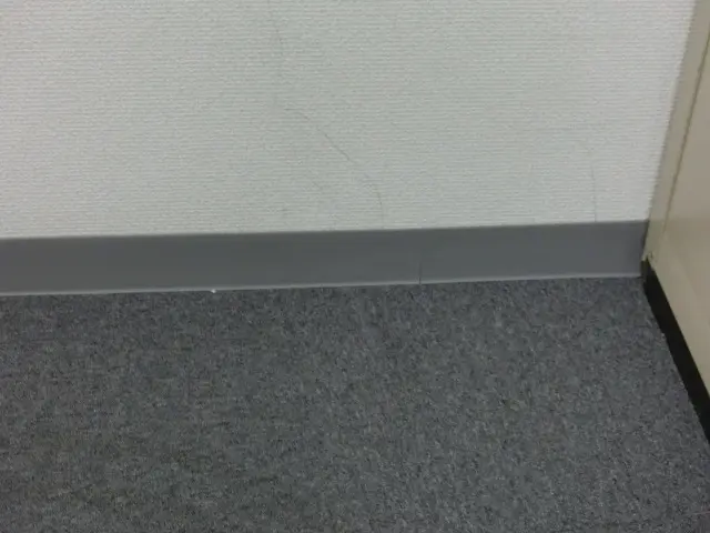 新たにソフト巾木を壁に貼った状態