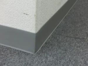 壁の角にソフト巾木を仕上げた状態