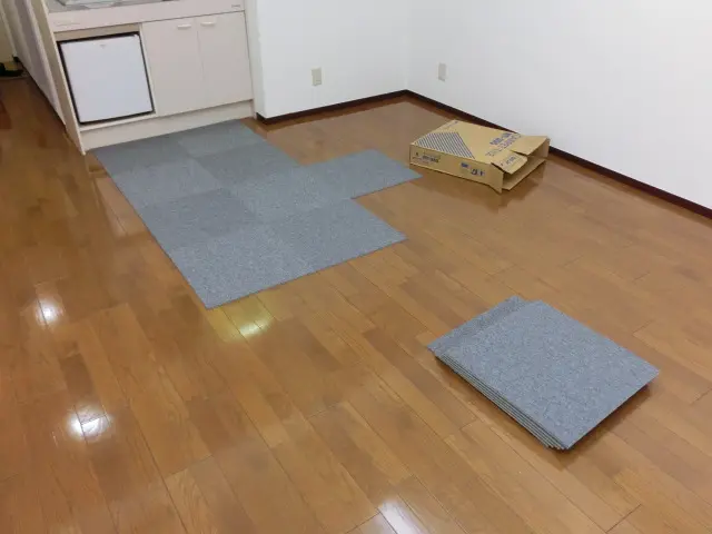 接着剤を使わないタイルカーペットの施工の様子