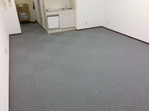タイルカーペット施工後の部屋