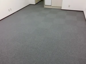 事務所にタイルカーペットを施工した様子