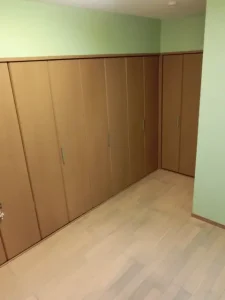 施工前の汚れたフローリングの様子（別アングル）