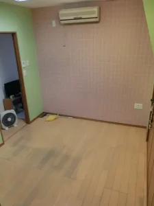 フローリングがかなり汚れています