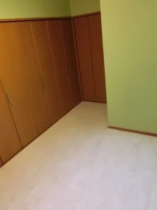 白系のウッドタイルでフローリングをリフォームした様子（別アングル）