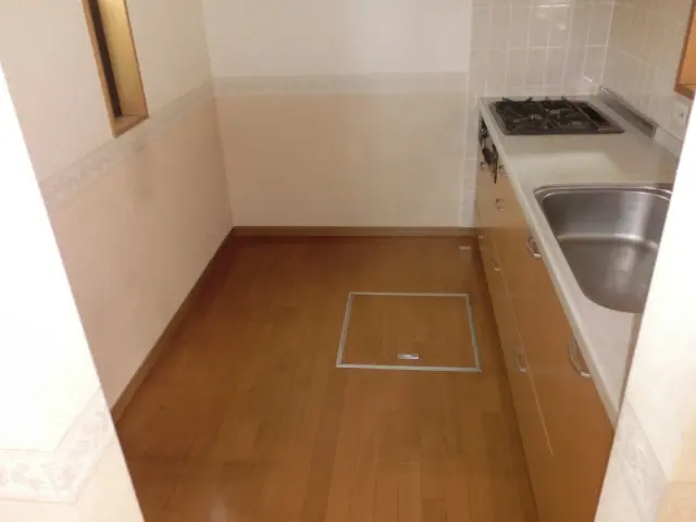 ウッドタイルを施工する前のキッチンの床