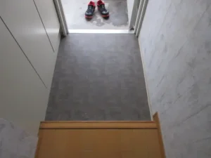 現状の玄関はダーク系の床材