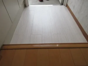 玄関に白系のウッドタイルを施工した様子