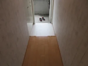 白い床が光が反射している様子