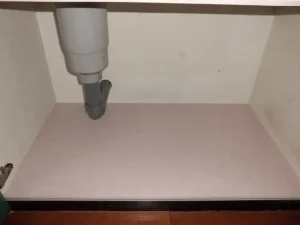 クッションフロアを貼った、キッチン収納の中の様子