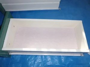 引き出しにクッションフロアを貼った様子