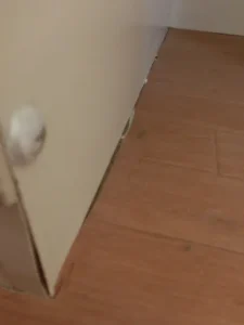 家具との間にすき間が空いている状態