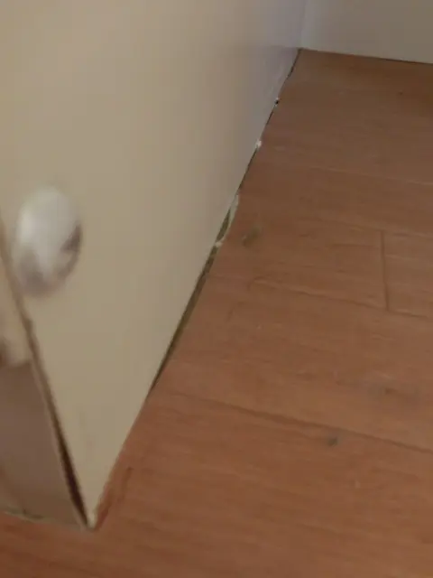 家具との間にすき間が空いている状態