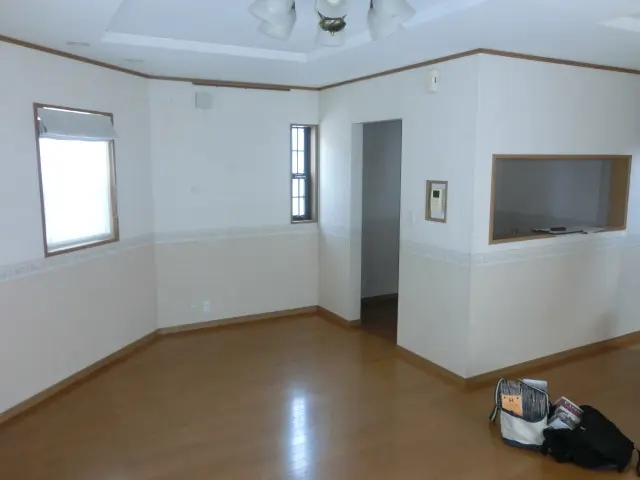 リフォーム前の古いフローリングのリビングの様子