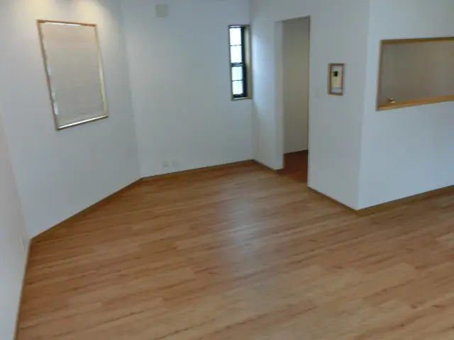 ウッドタイルでリフォームしたリビングの様子