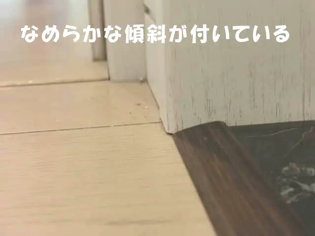 傾斜が付いているのが分る、見切り材のアップ